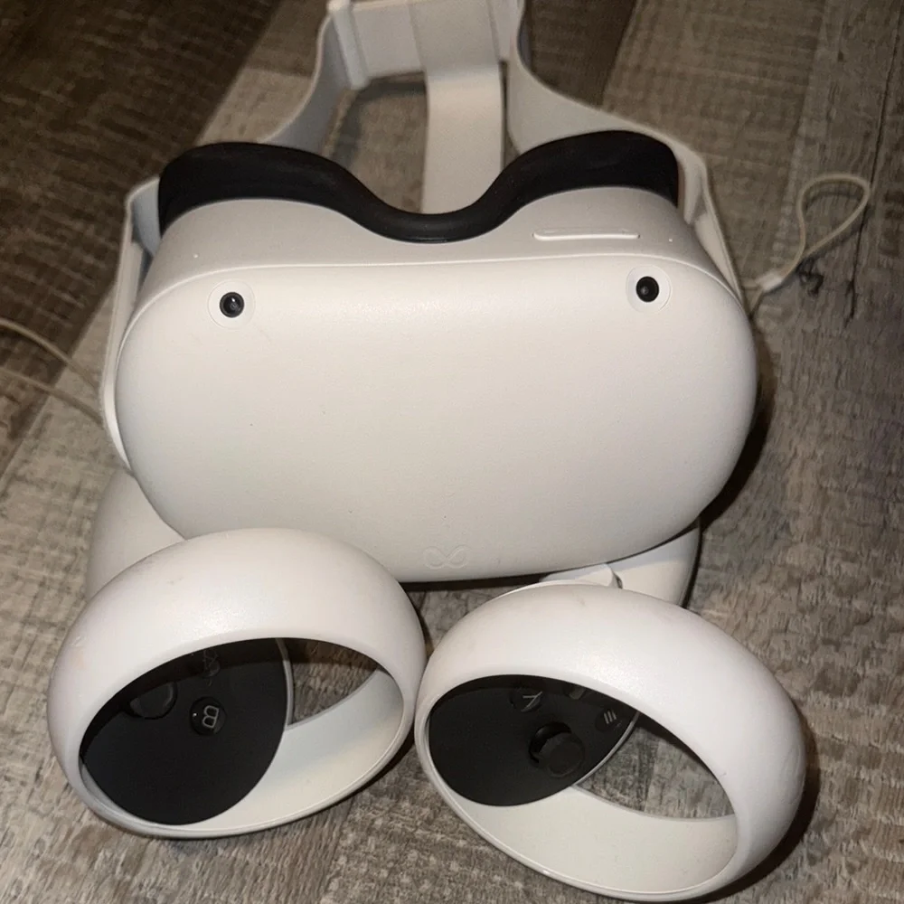 Oculus Quest 2 Standalone VR Headset White with Adjustable IPD